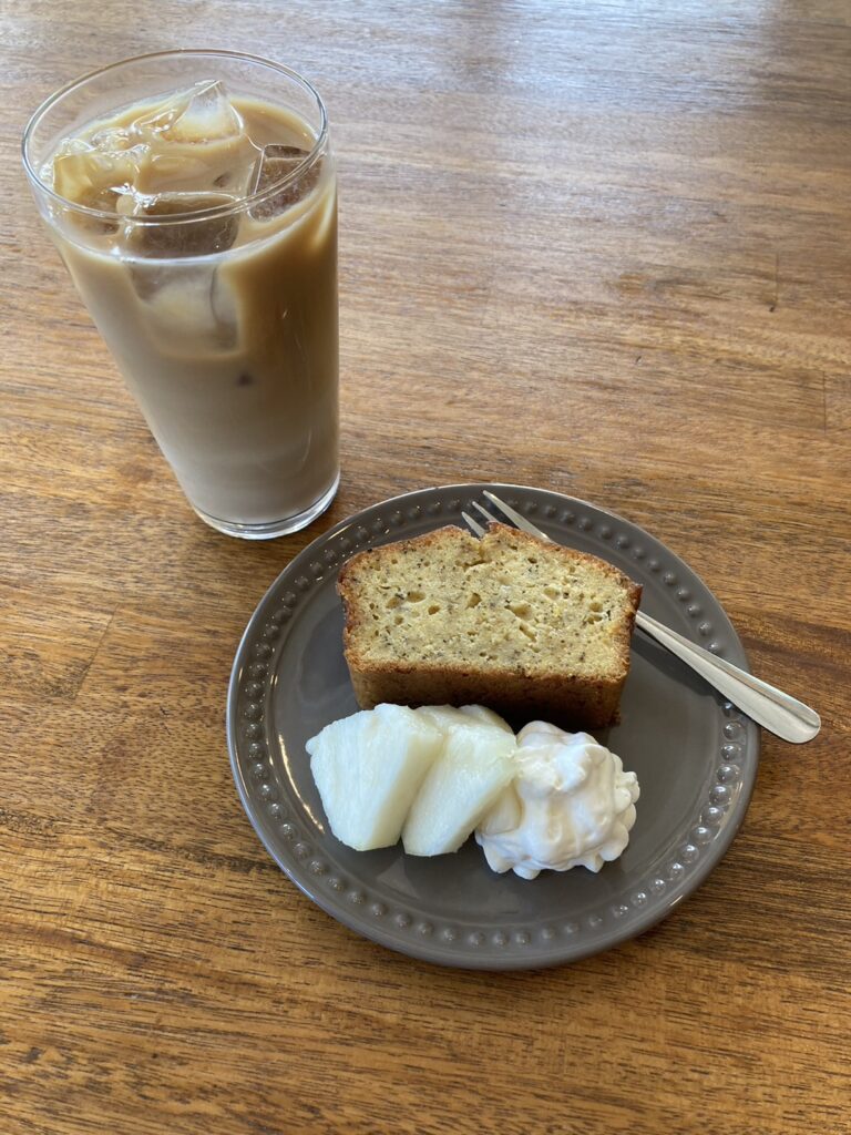 紅茶ケーキとカフェラテ